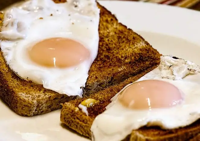 fried eggs with bread
