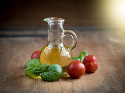 Olive oil and tomato