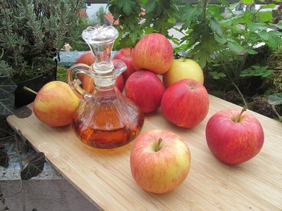 apple cider vinegar and apples