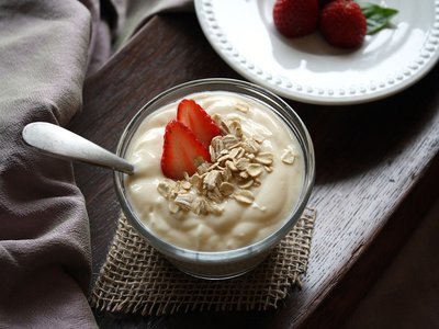 yogurt with oatmeal and strawberries