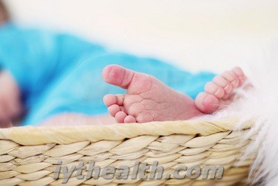 baby sleeps in the basket