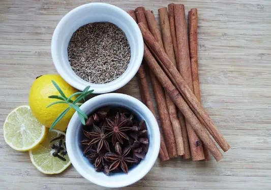 Anise, cinnamon and lemon