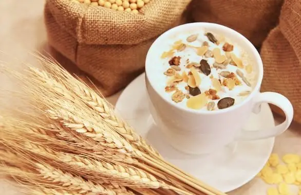 Grains of wheat and a cup with flakes