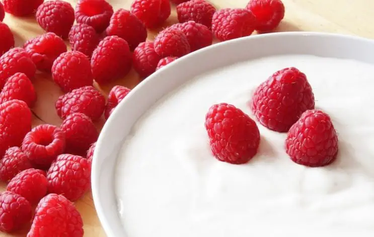 Yogurt and raspberries