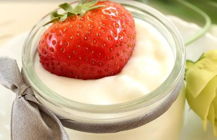 Yogurt and strawberries