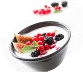 Yogurt with berries contains a mineral zinc