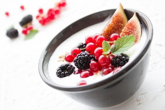 Yogurt with figs and berries