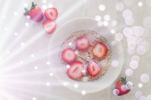 Russian kasha. Oatmeal kasha with strawberries