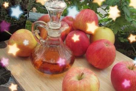 Apple cider vinegar and fresh apples